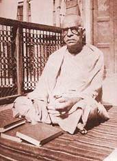 Srila Prabhupada with his Bhagavatams in Delhi